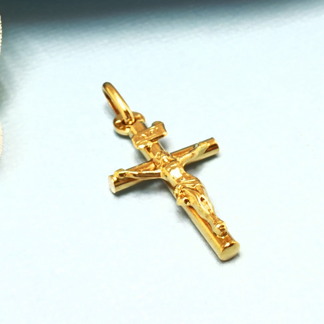18k Yellow Gold Crucifix, Italy, Preowned, 1.16"