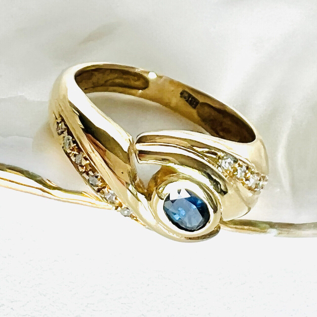 Solid 18k Yellow Gold Genuine Sapphire & Diamond Ring, Pre-owned Sz 6.75