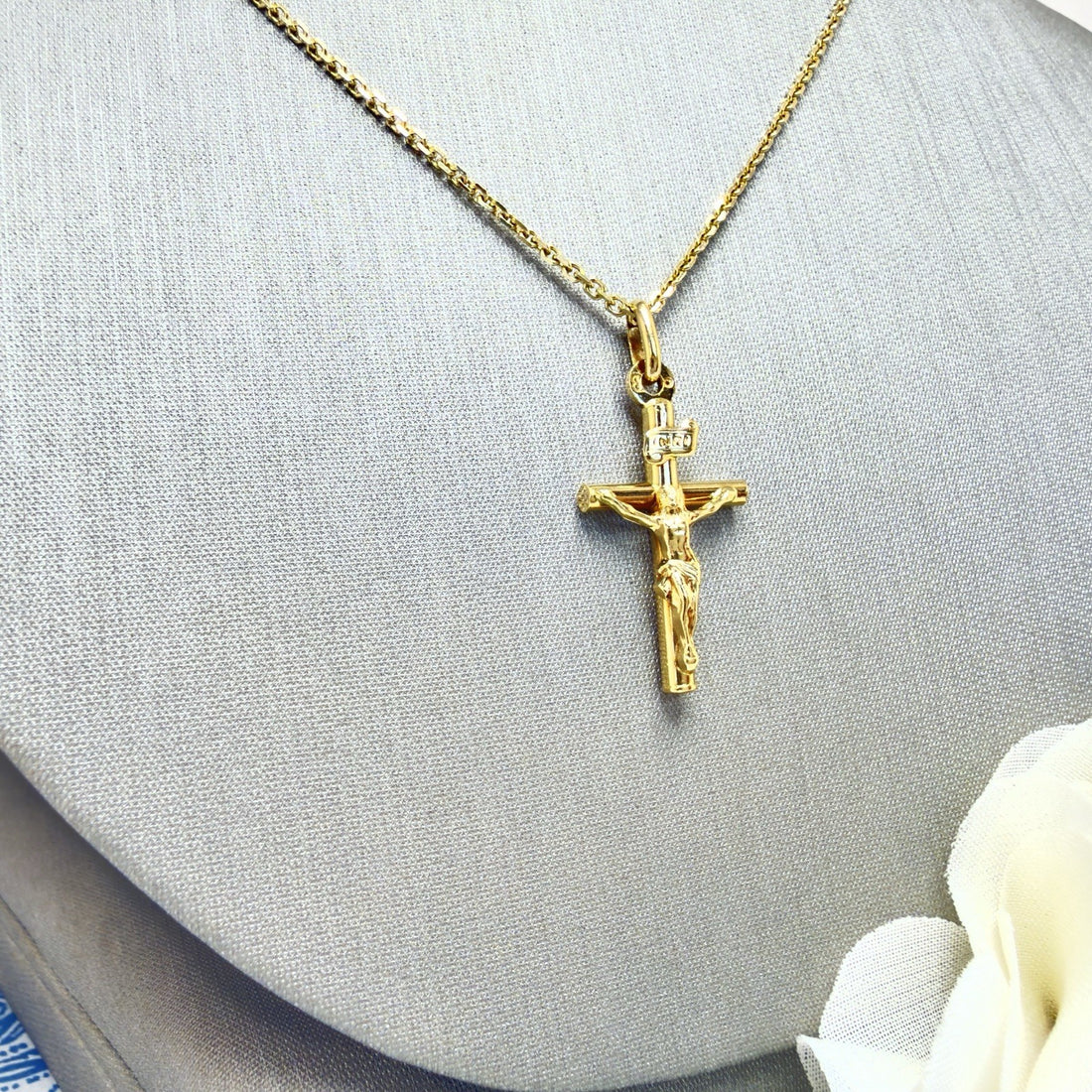18k Yellow Gold Crucifix, Italy, Preowned, 1.16"