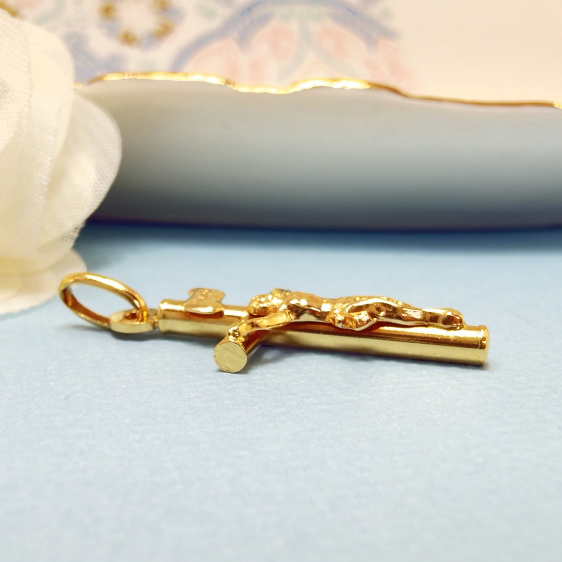 18k Yellow Gold Crucifix, Italy, Preowned, 1.16"